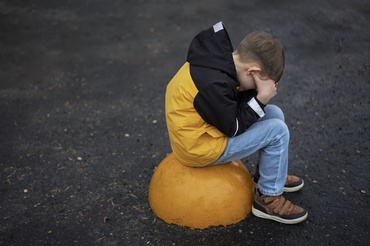 Când copilul spune „Râd de mine că sunt mic”. Cum îl ajuți fără să-l minți și fără să lupți în locul lui