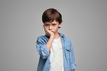 Cum îi explicăm copilului de ce există atâtea războaie în lume — ghid pe vârste (2–8 ani)