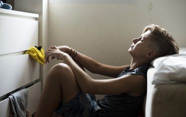 3 semne de alarmă pentru consumul de substanțe la adolescenți — și ce faci când le observi