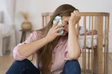 Mama invizibilă — despre femeile care fac totul și rămân în umbră