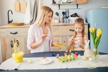Ouă vopsite natural de Paște: 5 culori pe care le obții din ingrediente din bucătărie