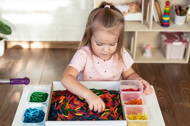 30 de activități Montessori simple și cu adevărat utile pentru copiii de până la 2 ani