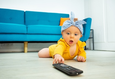 Televizorul din fundal: inamicul tăcut al limbajului bebelușului tău