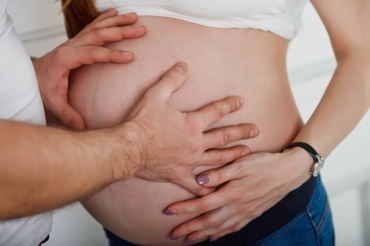 Mișcările bebelușului în burtă: când încep, cum le recunoști și când trebuie să suni la medic