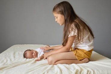 Ce se întâmplă în creierul primului tău copil când apare un frățior — și ce poți face tu