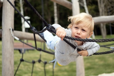 Toddlerul prea curajos. Cum îl ții în siguranță fără să îi transmiți anxietatea ta
