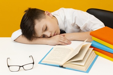 Copilul și examenele. Ce să mănânce, cum să doarmă și ce suplimente sunt de ajutor