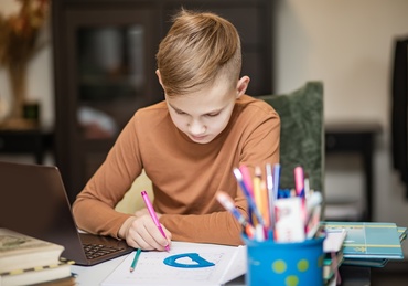 Cum îți motivezi copilul să învețe pentru examene — ce funcționează și ce îl blochează