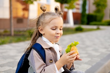 Guvernul a aprobat: peste 540.000 de copii vor primi masă caldă la școală. Ce trebuie să știe părinții