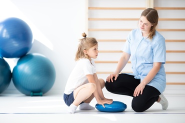 Semne mai puțin evidente că trebuie să mergem cu cel mic la kinetoterapeut