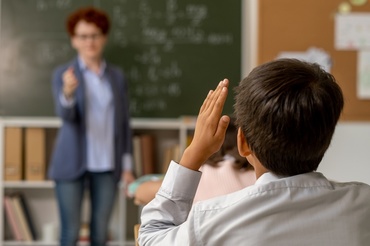 Când în școală încă se simte comunismul, dar acasă vrei un copil care întreabă. Cum construiești echilibrul, fără să subminezi școala