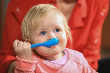 „Voi ați mâncat sarmale de la 4 luni și ați crescut mari." Ce le răspundem bunicilor când vine vorba de diversificare