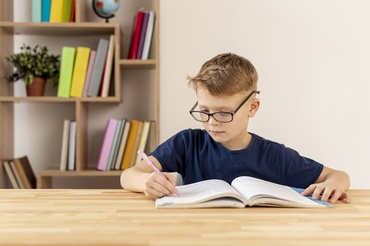 Se apropie examenele! Cum îți ajuți copilul să învețe inteligent