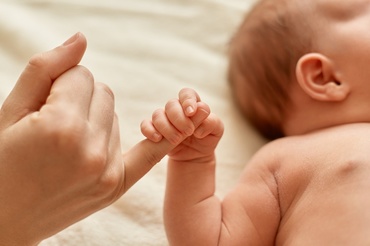 7 semne că bebelușul tău se dezvoltă sănătos în primul an de viață