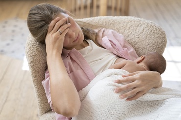 Cât doarme o mamă în primul an? Răspunsul care ne ajută să ne iertăm