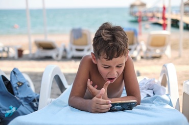 Limitele la ecran în vacanță: cum negociezi fără să te transformi în dușmanul numărul unu al verii