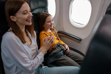 Loc gratuit lângă copil în avion: ce prevede noua lege UE și de când se aplică