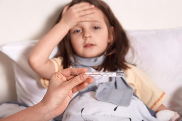 Febră și vărsături în plină caniculă: insolație sau viroză de vară?