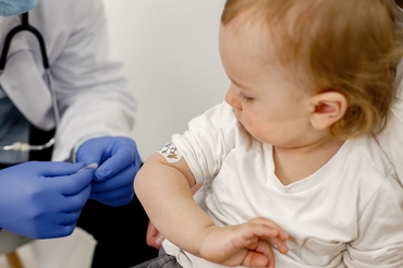 Vaccinurile din primul an de viață: calendarul actualizat 2026 și reacțiile așteptate după fiecare doză