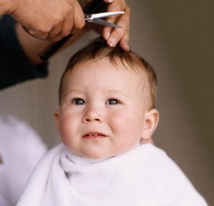 La ce varsta taiem parul bebelusului