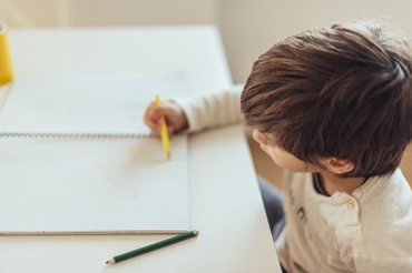 Cum îți motivezi copilul din clasele primare să-și facă temele — fără ceartă, fără negocieri interminabile