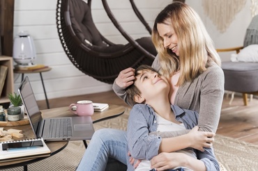 Vrei ca cel mic să te asculte mai des, fără țipete? Regula 5:1, folosită de psihologi pentru conexiune