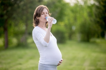 Ce înseamnă „hidratare corectă" în sarcină vara — ce cantități sunt necesare și ce să eviți