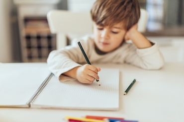 De ce copilul renunță la teme după 5 minute și cum îl înveți să reziste mai mult