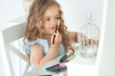 De ce vor fetițele să se machieze — și cum reacționăm, fără să le îndepărtăm