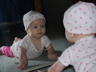 Copilul in fata oglinzii