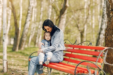 „Teoria focului de tabără" — sau de ce prieteniile ni se schimbă, după ce devenim mame