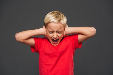 Copilul, mult mai alintat la sfârșitul vacanței. De ce se întâmplă asta și ce e de făcut