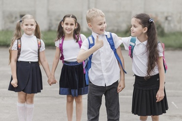 "Nu vreau să-mi îmbrac copilul în uniformă. Copilăria e, poate, singura perioadă în care hainele pot fi doar ale lui" - Argumente pro și contra uniforma școlară
