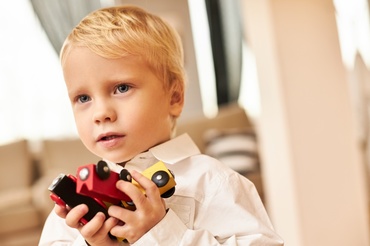 Cum îți înveți copilul de 2 ani să împartă (și de ce, uneori, nu trebuie s-o facă)