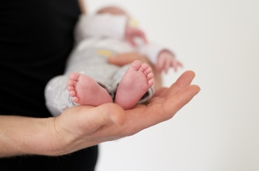 O femeie de 54 de ani a născut o fetiță dintr-un embrion congelat acum 22 de ani
