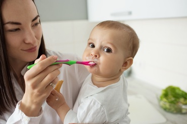 Diversificarea bebelușului: listele de care ai nevoie, când bebele începe să mănânce hrană solidă