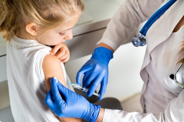 Vaccinarea și accesul la educație: cum diferă regulile de la o țară europeană la alta