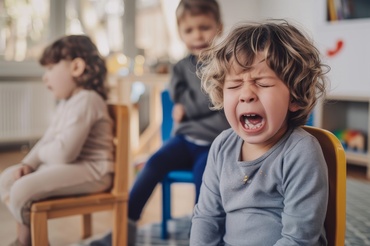 Copilul plânge și în a doua săptămână de grădiniță. Ne îngrijorăm?