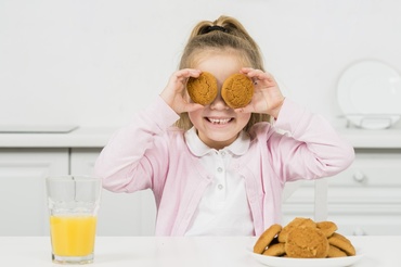 Sucuri, biscuiți și gustări „nevinovate”: cât zahăr ajunge, de fapt, la dinții copiilor?