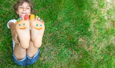 Piciorul plat la copil: evoluție pe vârste, tălpici ortopedice și încălțăminte barefoot