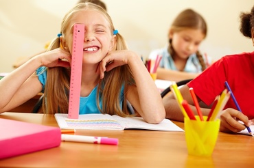 Copilul rămâne la after-school după ore? Avantajele și dezavantajele unui program care poate ajunge la 8–10 ore pe zi