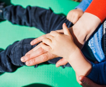 Copilul are mereu mâinile și picioarele reci. Când este normal și când merită investigat