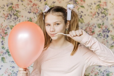 Pubertatea precoce la fetițe: 7 semne care pot apărea înainte de 8 ani și pe care părinții ar trebui să le cunoască