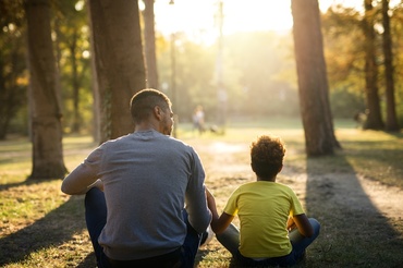 Relația tată–fiu: ce poate aduce un tată în viața unui băiat și de ce prezența lui contează dincolo de rolul de părinte