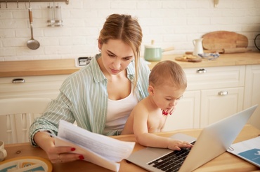 CASS pentru mamele aflate în concediu de creștere a copilului ar putea fi eliminat. Ce se întâmplă cu indemnizațiile