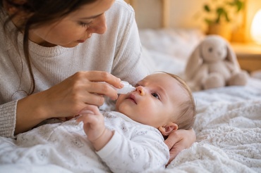 Bebelușul are nasul înfundat, dar nu este răcit. 5 cauze posibile și cum îl putem ajuta