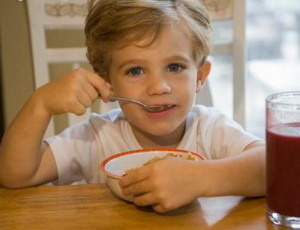 Copilul vrea sa manance singur