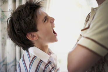 De ce este copilul tentat sa isi loveasca parintii?