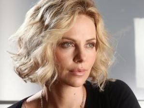 Charlize Theron a adoptat un baietel (Video)