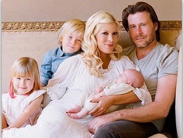 Tori Spelling, insarcinata la cinci luni dupa nastere (Galerie foto)